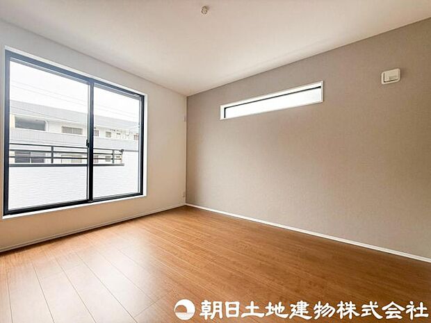 【洋室】落ち着きある雰囲気の洋室は、ゆったりとくつろげる住空間。収納もしっかり備え、室内をすっきり保てます。