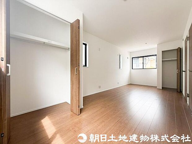 【洋室】光が取り込みやすい採光の居室。しっかりとした大きさのクローゼットを完備し、収納スペースも十分。初めてのお子様にとっての自分の部屋 学習デスクやベッドの配置もラクラクです。