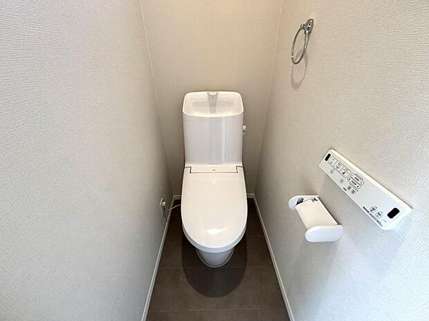 【トイレ】小さな空間だからこそ機能性のある快適なトイレは、清潔感をキープしお手入れしやすいよう作られています