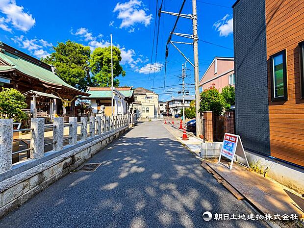 【前面道路】前面道路は車通りも少なく小さなお子様がいるご家庭でも安心です