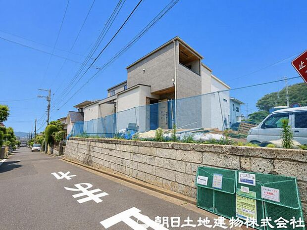 間取りや仕様の確認をしながら理想の暮らしをイメージできます。新生活をいち早く思い描ける、期待が膨らむ一邸です。