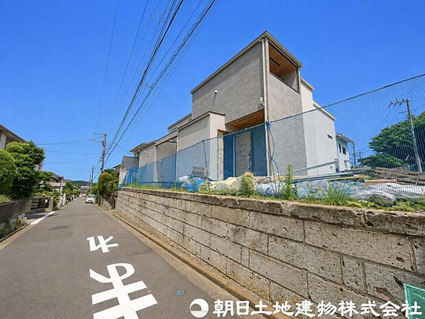建築中の現地と資料をもとに、完成後の暮らしを具体的にイメージ可能。これからの新生活に期待が高まる魅力あふれる住まいです。
