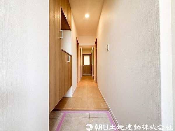 【玄関】住まいの第一印象を決める玄関はすっきりとした印象。毎日の「ただいま」が気持ち良く感じられる空間です。