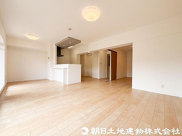 【リビング】大きな開口部からたっぷりの陽光が差し込む明るいリビング。ご家族が自然と集まり、心地よい時間を過ごせる空間です。