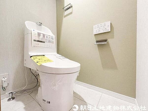 【トイレ】限られた空間ながらも清潔感があり、お手入れのしやすさにも配慮された快適なトイレスペースです。