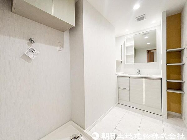 【洗面台】収納スペースをしっかり確保した洗面化粧台。朝の身支度から帰宅後の手洗いまで、毎日気持ちよくお使いいただけます。