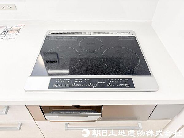 【コンロ】複数の料理を同時に進められるため、忙しい朝や夕食の準備も効率的。毎日の家事をサポートしてくれる設備です。