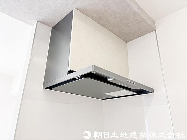 【レンジフード】調理中の煙や臭いをしっかり排出。キッチン空間を快適に保ち、お料理の時間をより楽しくしてくれます。