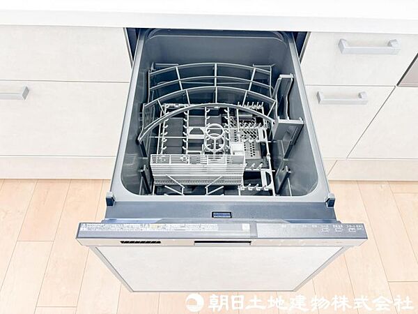 【食洗機】毎日の洗い物の負担を軽減し、家事時間を短縮。空いた時間をご家族との団らんや趣味に活用できます。