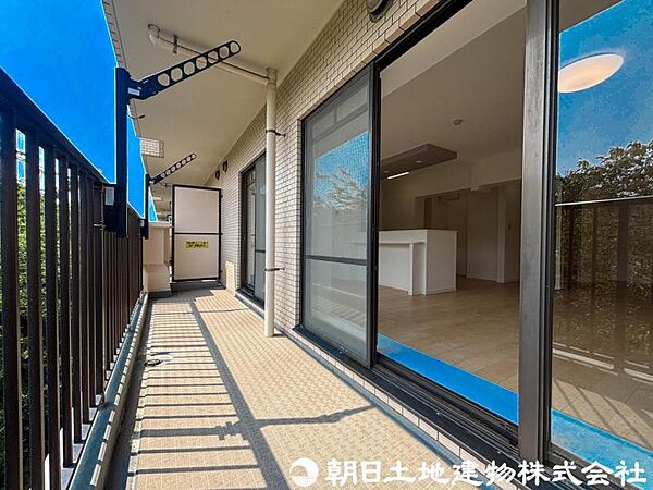 【バルコニー】洗濯物やお布団を気持ちよく干せるバルコニー。晴れた日には心地よい風と陽光を感じることができます。