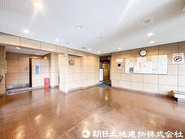【エントランス】住まう方やゲストを優雅に迎えるエントランス空間。管理状態の良さも感じられ、毎日の暮らしに安心感を与えてくれます。