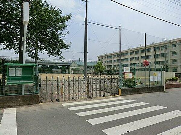 【小学校】小学校が身近にあることでお子様の通学負担を軽減できます。保護者の方にとっても安心感のある子育てしやすい住環境です。