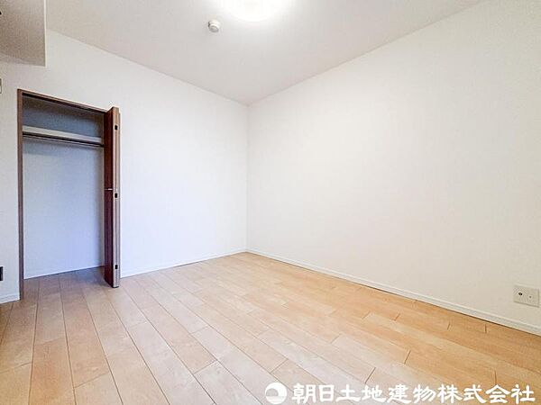 【居室】主寝室としても利用しやすい落ち着いた居室空間。一日の疲れを癒し、ゆったりとした時間を過ごせそうです。