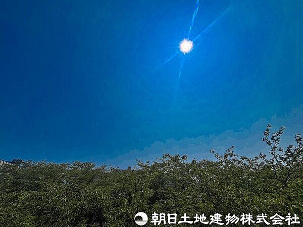 【眺望】開放感のある眺望が魅力。季節や時間帯によって表情を変える景色が、日々の暮らしに彩りを添えてくれます。