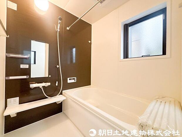 【浴室】ゆったり入れるバス。足を伸ばして入れるサイズは一日の疲れを癒すのに嬉しい広さですね。またお子様と一緒の入浴も充分な広さです。追い焚き機能や保温機能付きで快適なバスタイムをお楽しみください。