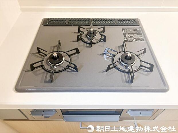 【コンロ】3口コンロは同時に複数の調理ができ、料理の効率がアップ。忙しい日でもスムーズに調理でき、家族分の食事準備も快適です。