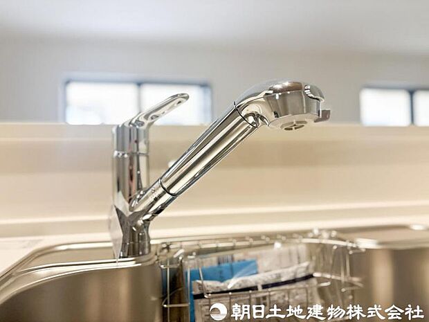 【浄水器一体型水栓】浄水器一体型水栓は、いつでもきれいな水が手軽に使え、料理や飲み水の品質がアップ。見た目もすっきりしてキッチンが快適になる人気の設備です。