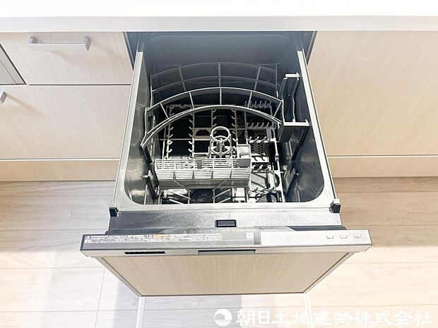 【食洗機】食器の出し入れがスムーズなスライドタイプ、節水効果だけでなく、効率的にセットできるスマートかつ食後のお片づけもスピーディーにできます。