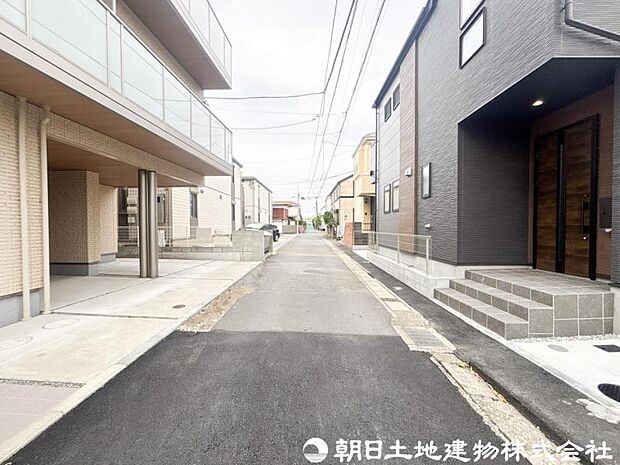 【前面道路】前面道路は車通りも少なく小さなお子様がいるご家庭でも安心です