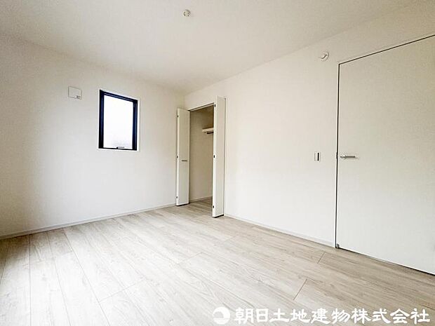 【洋室】光が取り込みやすい採光の居室。しっかりとした大きさのクローゼットを完備し、収納スペースも十分。初めてのお子様にとっての自分の部屋 学習デスクやベッドの配置もラクラクです。