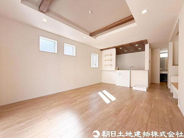 【リビング】ナチュラルな内装デザインが心地よいリビング。家具配置もしやすく、ライフスタイルに合わせた空間づくりが楽しめます。