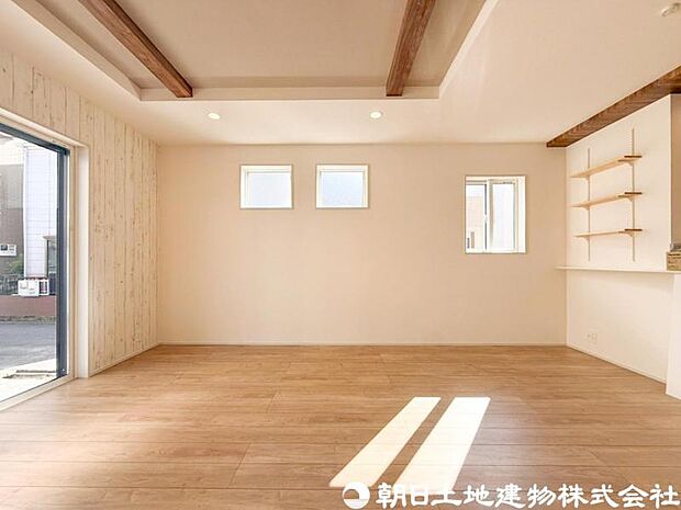 【リビング】明るく開放的なリビングは、休日にゆったり過ごしたくなる心地よい空間。ご家族の会話も自然と弾みます。
