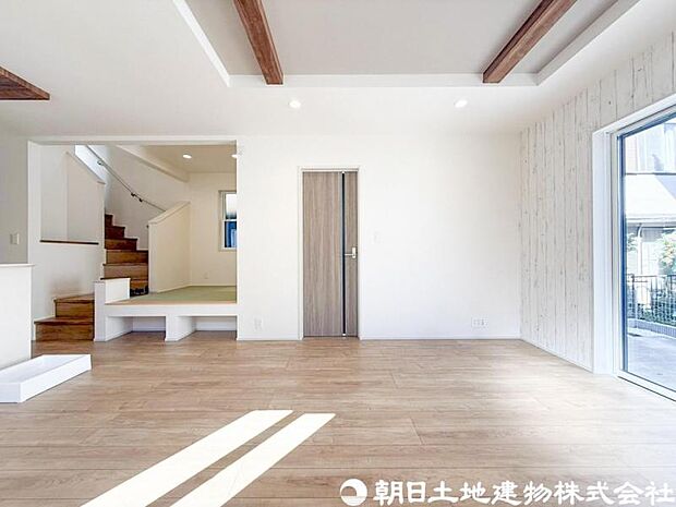 【リビング】家族の中心となるリビングは、ゆとりある広さを確保。食事やくつろぎの時間を快適に楽しめる設計です。