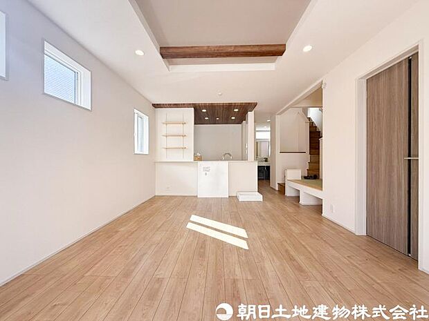【リビング】家族が自然と集まる開放感のあるリビング空間。大きな窓から心地よい陽光が差し込み、明るく快適な毎日を演出します。