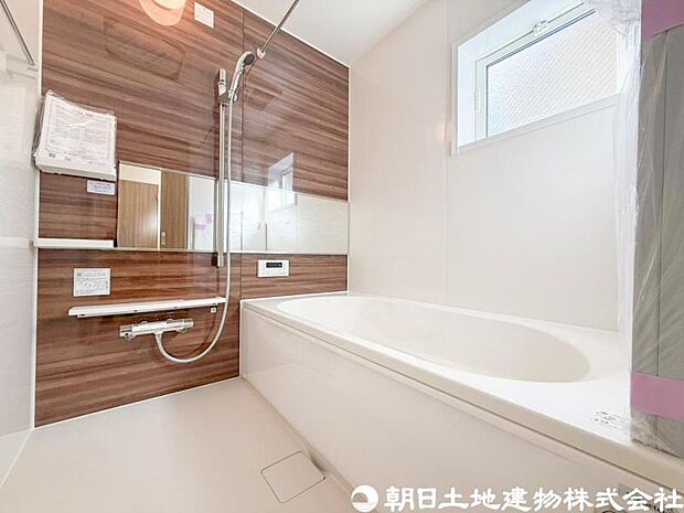 【浴室】ゆったり入れるバス。足を伸ばして入れるサイズは一日の疲れを癒すのに嬉しい広さですね。またお子様と一緒の入浴も充分な広さです。追い焚き機能や保温機能付きで快適なバスタイムをお楽しみください。