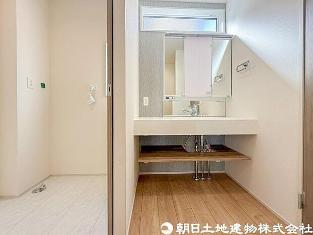 【洗面・脱衣所】タオルやパジャマの収納、洗濯物など家族分をまとめる大事な機能の脱衣所。全てがぎゅっと詰まった機能的なエリアです