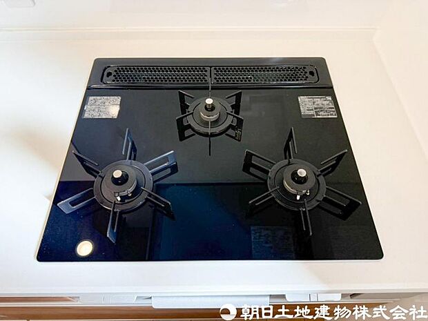 【コンロ】3口コンロは同時に複数の調理ができ、料理の効率がアップ。忙しい日でもスムーズに調理でき、家族分の食事準備も快適です。