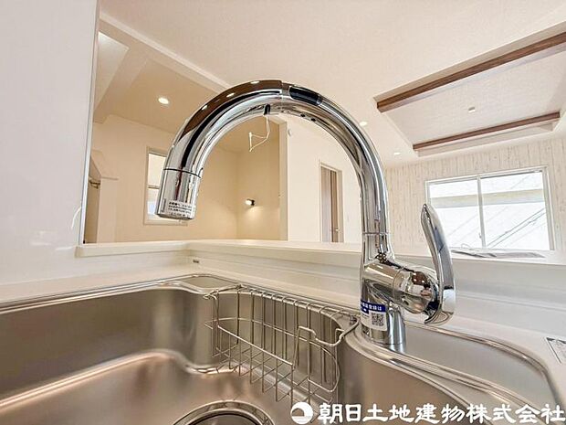 【浄水器一体型水栓】浄水器一体型水栓は、いつでもきれいな水が手軽に使え、料理や飲み水の品質がアップ。見た目もすっきりしてキッチンが快適になる人気の設備です。