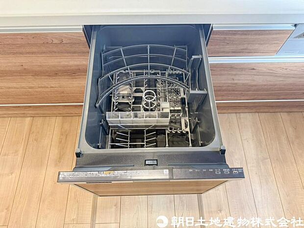 【食洗機】食器の出し入れがスムーズなスライドタイプ、節水効果だけでなく、効率的にセットできるスマートかつ食後のお片づけもスピーディーにできます。