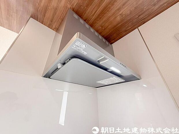 【レンジフード】レンジフードは調理中の煙や臭い、油分を強力に吸引・排気し、キッチンを清潔で快適な空間に保ちます。掃除しやすい設計のものならお手入れも簡単です。