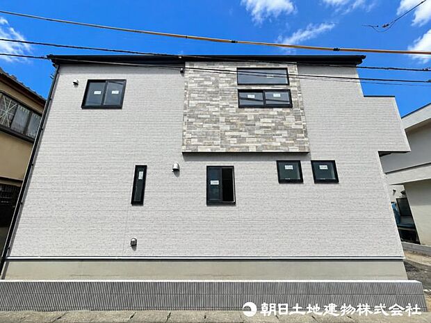 周辺は住宅地となっており子育て家族にも合う。毎日のお買い物も便利なエリアで暮らしやすさを実現するための住環境が整っています。