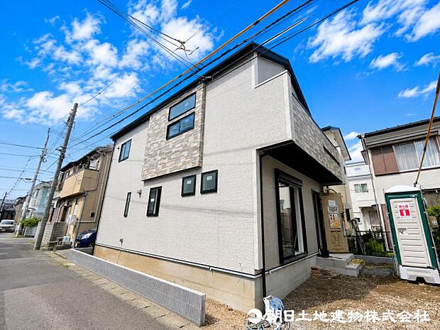 毎日のお散歩も快適な緑に恵まれたエリアは伸び伸びスローライフを叶えてくれます。自然豊富な季節の移ろいを身近に感じられる環境でストレスフリーな生活をお送りください。
