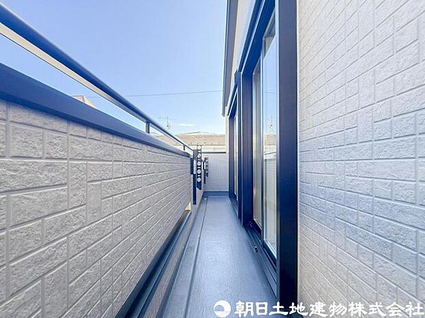 【バルコニー】大きく面したバルコニーは太陽の温かな温もりをめいいっぱい受け止めてくれます。太陽の光と爽やかな風を受けたお洗濯物はあっという間に乾き、取りこむ時には太陽の匂いを感じられそうですね。