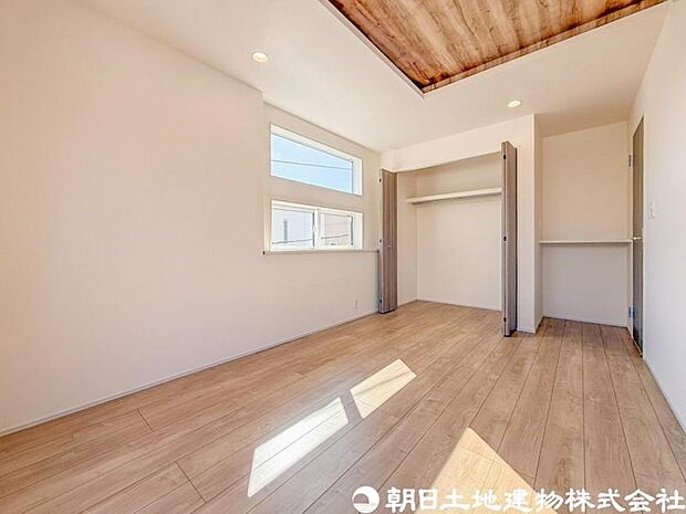【洋室】落ち着きある雰囲気の洋室は、ゆったりとくつろげる住空間。収納もしっかり備え、室内をすっきり保てます。