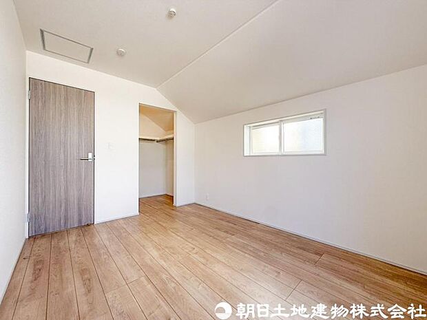 【洋室】自然光が差し込む明るい洋室は、毎日を快適に過ごせる空間。リモートワークや趣味部屋としてもおすすめです。