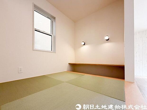 【洋室】光が取り込みやすい採光の居室。しっかりとした大きさのクローゼットを完備し、収納スペースも十分。初めてのお子様にとっての自分の部屋 学習デスクやベッドの配置もラクラクです。