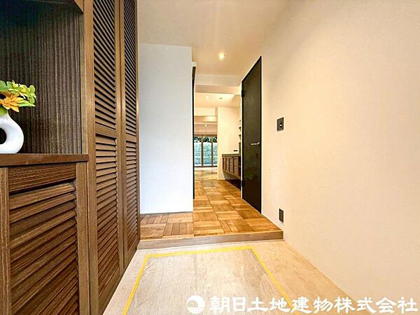 【玄関】住まいの第一印象を決める玄関はすっきりとした印象。毎日の「ただいま」が気持ち良く感じられる空間です。