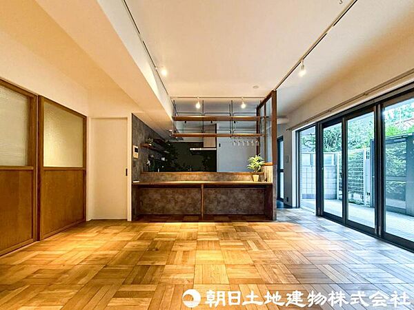 【リビング】大きな開口部からたっぷりの陽光が差し込む明るいリビング。ご家族が自然と集まり、心地よい時間を過ごせる空間です。