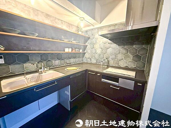 【キッチン】リビングを見渡せる対面キッチンを採用。ご家族との会話を楽しみながら料理ができ、毎日の家事も楽しくなりそうです。