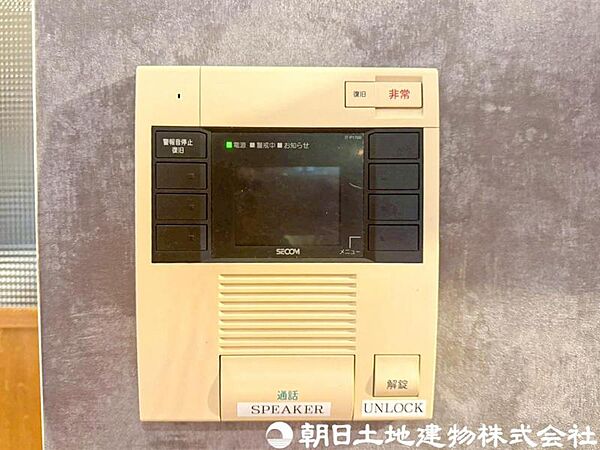 【モニター付インターホン】来訪者を映像で確認してから対応できるため、防犯面にも配慮された安心感のある設備です。