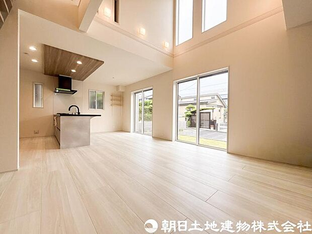 【リビング】明るく開放的なリビングは、休日にゆったり過ごしたくなる心地よい空間。ご家族の会話も自然と弾みます。