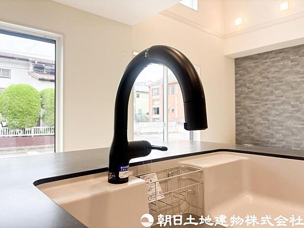 【浄水器一体型水栓】浄水器一体型水栓は、いつでもきれいな水が手軽に使え、料理や飲み水の品質がアップ。見た目もすっきりしてキッチンが快適になる人気の設備です。