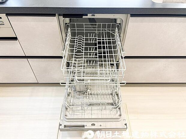 【食洗機】食器の出し入れがスムーズなスライドタイプ、節水効果だけでなく、効率的にセットできるスマートかつ食後のお片づけもスピーディーにできます。