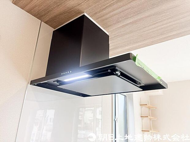 【レンジフード】レンジフードは調理中の煙や臭い、油分を強力に吸引・排気し、キッチンを清潔で快適な空間に保ちます。掃除しやすい設計のものならお手入れも簡単です。