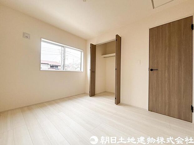 【洋室】落ち着きある雰囲気の洋室は、ゆったりとくつろげる住空間。収納もしっかり備え、室内をすっきり保てます。