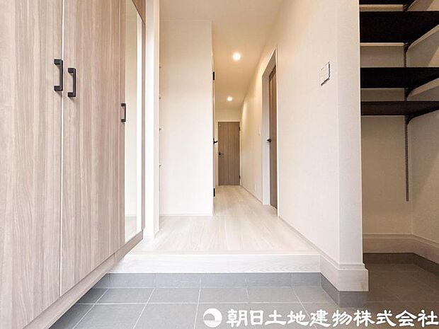 【玄関】玄関に必要なものは最小限に!乱雑にしない工夫でいつも片付いた気持ちの良い空間になります